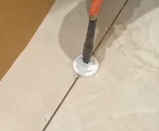 花垣瓷砖空鼓维修公司专业解答瓷砖在铺贴过程中，如果没有涂抹均匀到位的粘结材料（如水泥砂浆或瓷砖胶），可能会导致以下问题